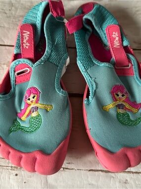 Newtz mermaid water shoes guc 11/12